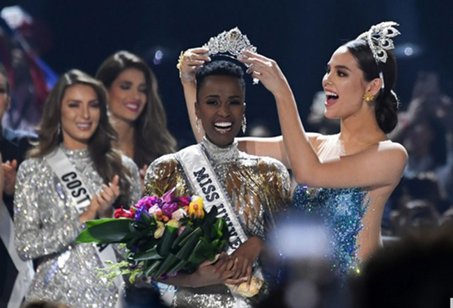 Hoa hậu Hoàn vũ thế giới 2018 người Philippines - Catriona Gray - trao vương miện cho người đẹp Nam Phi Zozibini Tunzi. Ảnh: AFP