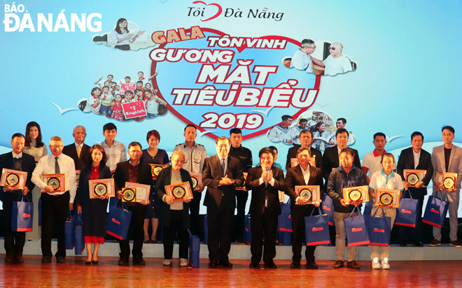 Chairman Tho (front row, 5th right) and the honourees