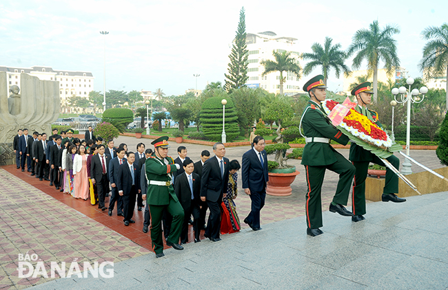 Lãnh đạo thành phố Đà Nẵng đặt vòng hoa và dâng hương tại Đài Tưởng niệm thành phố.