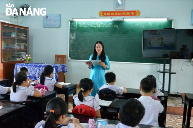 Để thực hiện chương trình giáo dục phổ thông 2018, vấn đề giáo viên luôn được đặt lên hàng đầu. Trong ảnh: Một tiết dạy học sinh tiểu học tại Trường tiểu học Nguyễn Thái Học (quận Sơn Trà).