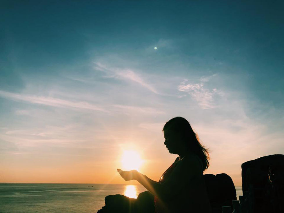 A female tourist taking a gorgeous photo with the first sunrise in the Dai Lanh Cape