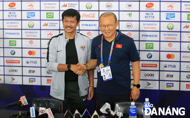 HLV Park Hang-seo (phải) và HLV Indra Siafri (trái) đều tỏ ra tự tin trong cuộc họp báo trước trận đấu vào sáng 9-12.Ảnh: ĐỨC CƯỜNG