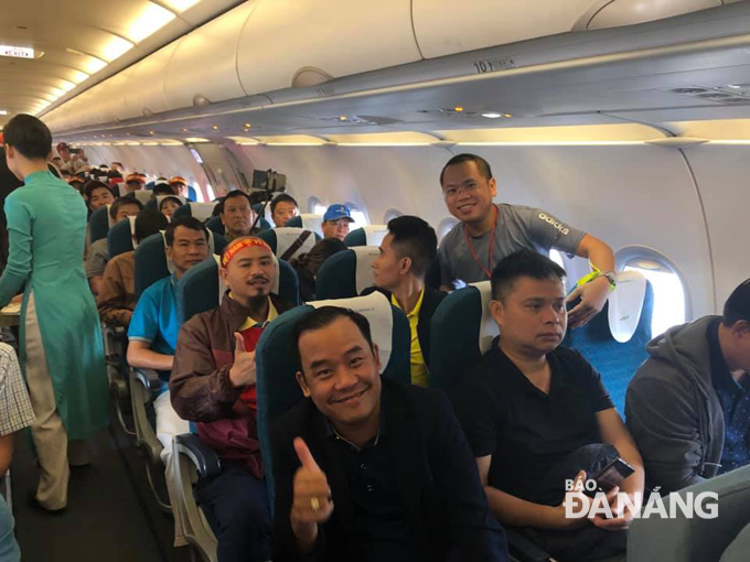 Đông đảo cổ động viên trong nước sang Philippine cổ vũ đội tuyển bóng đá nam U22 Việt Nam thi đầu trận chung kết với U22 Indonesia qua Sân bay quốc tế Đà Nẵng vào sáng ngày 10-12. Ảnh: NGUYÊN KHÔI