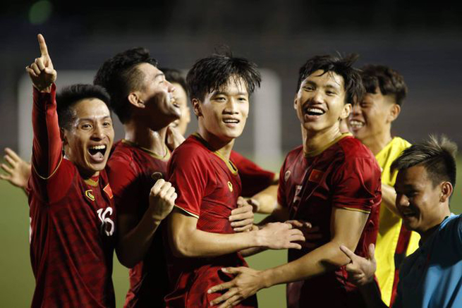 Hoàng Đức ghi bàn ở phút bù giờ 90 giúp U22 Việt Nam lội ngược dòng giành chiến thắng trước U22 Indonesia ở vòng bảng