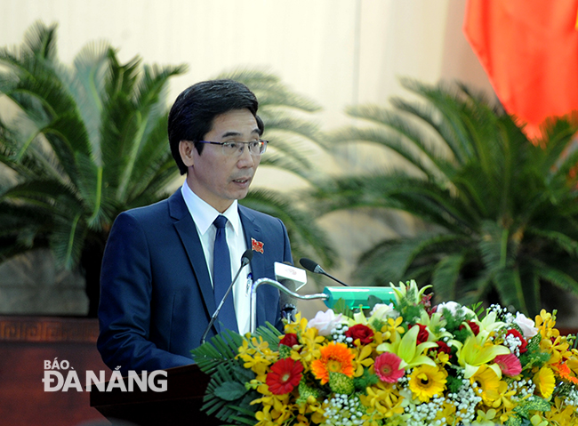 Ông Trần Chí Cưởng, Trường Ban KTNS - HĐND thành phố báo cáo thẩm tra tại kỳ họp