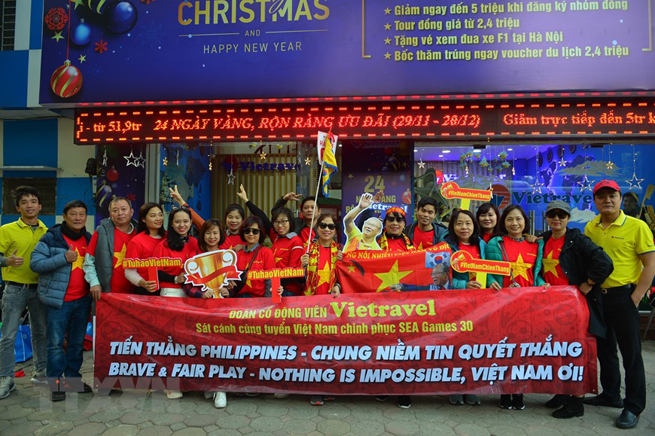 •        Công ty Du lịch Vietravel (Chi nhánh Hà Nội) đưa 240 khách sang Philippines cổ vũ đội tuyển U22 Việt Nam. (Ảnh: TTXVN phát)