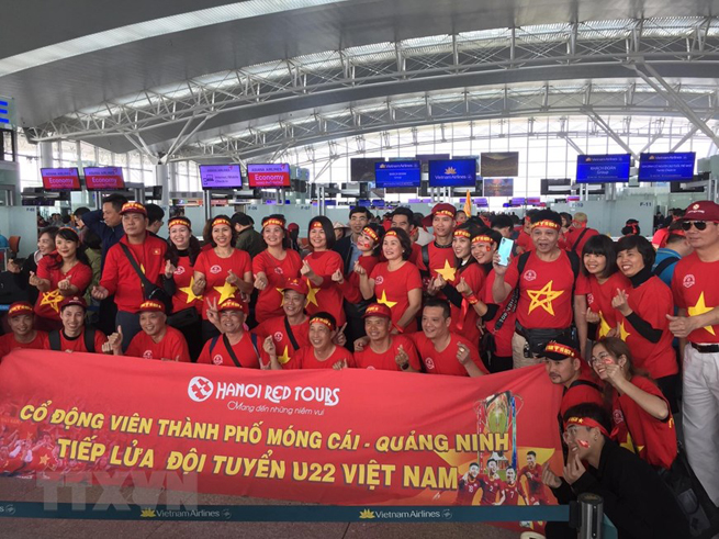 •        Cổ động viên thành phố Móng Cái (Quảng Ninh) tiếp lửa đội tuyển U22 Việt Nam. (Ảnh: TTXVN phát)