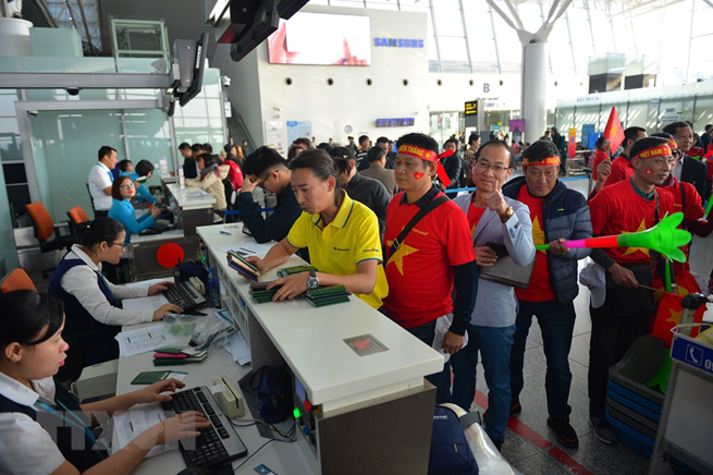 •        Cổ động viên Việt Nam làm thủ tục tại sân bay Nội Bài sang Philippines cổ vũ đội tuyển U22 Việt Nam. (Ảnh: TTXVN phát)