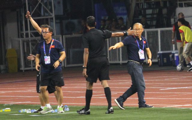 Rất nhiều cung bậc cảm xúc được HLV Park Hang Seo thể hiện, khi U22 Việt Nam đá trận chung kết đầy kịch tính với Indonesia. Đáng chú ý ở phút 77 nhằm bảo vệ các học trò trước tình huống thô bạo, thầy Park đã bị truất quyền chỉ đạo.