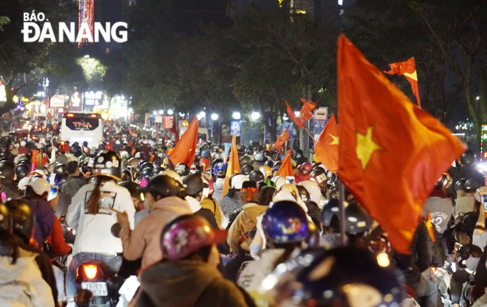 Đường phố Đà Nẵng kẹt cứng người ăn mừng chiến thắng của U22 Việt Nam 