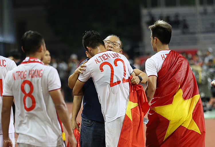 HLV Park ôm hôn các học trò sau trận chung kết với Indonesia. Ảnh: Đức Đồng.