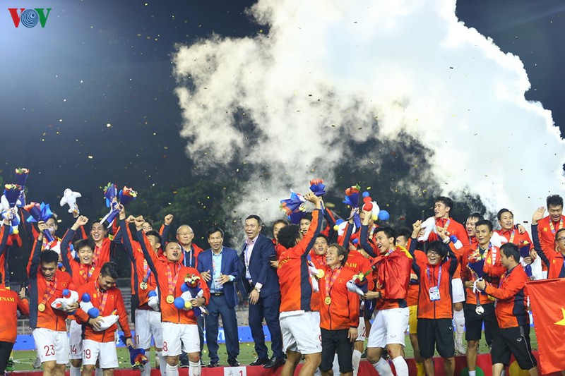 Các tuyển thủ U22 Việt Nam ăn mừng trên bục nhận huy chương cùng các vị lãnh đạo của VFF và Tổng cục Thể dục Thể thao.