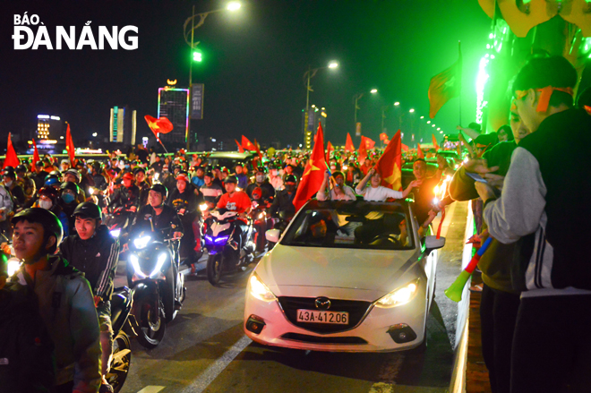 Người dân Đà Nẵng xuống đường chia vui cùng chức vô địch của đội tuyển U22 Việt Nam. 					Ảnh: XUÂN SƠN