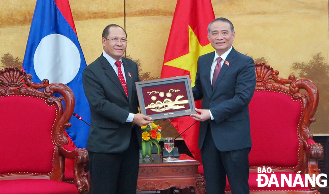 Bí thư Thành ủy Trương Quang Nghĩa (phải) tiếp Chủ nhiệm Ủy ban Kinh tế, Công nghệ và Môi trường Quốc hội Lào Bounponse Sisoulath. 		  Ảnh: S.TRUNG