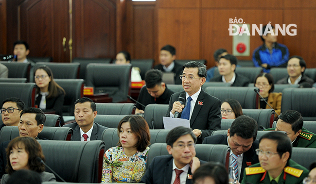Đại biểu Nguyễn Đức Trị phát biểu tại phiên thảo luận tại khỳ họp thứ 12 của HĐND thành phố khóa IX  sáng ngày 11-12.  Ảnh: VĂN NỞ