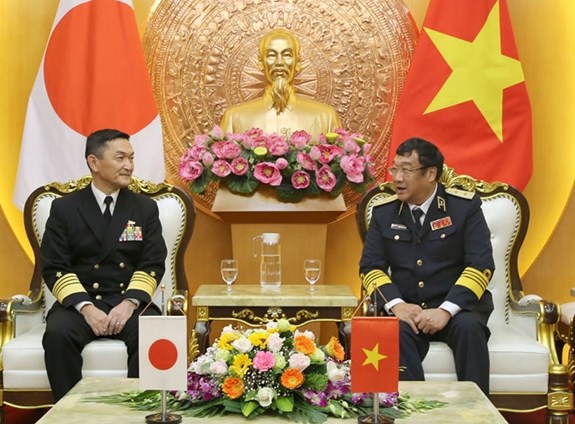 Commander of the Vietnamese navy Vice Admiral Pham Hoai Nam (right) and Chief of Staff of the Japanese Maritime Self Defence Force (MSDF) Admiral Yamamura Hiroshi. (Photo: qdnd.vn)