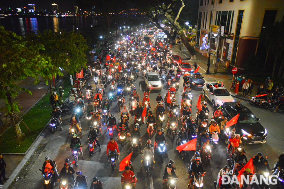 When the referee blew the whistle to end the final match between Viet Nam and Indonesia, thousands of football fans flocked to major streets of the city on Tuesday night to celebrate the Viet Nam’s historic victory.