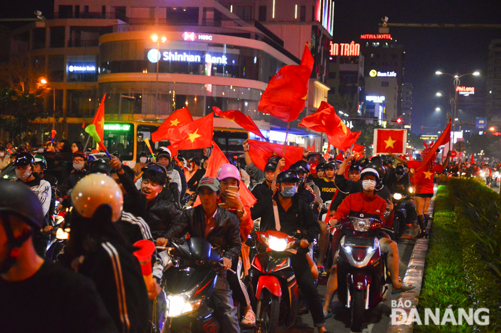 Fans shouting the ‘Viet Nam are the champions’ slogan as waving Vietnamese flags