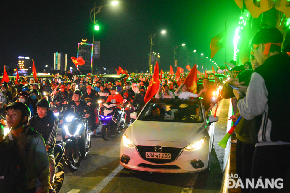 A sea of fans on the Rong (Dragon) Bridge