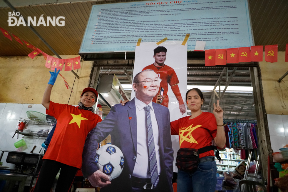 Small traders at the Bac My An Market in Ngu Hanh Son District with a replica of the Vietnamese football team’s coach Park Hang-seo