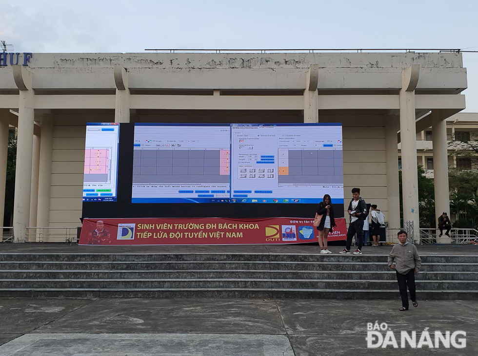 LED screens and high-power loudspeakers were installed at the Da Nang-based University of Science and Technology, and …