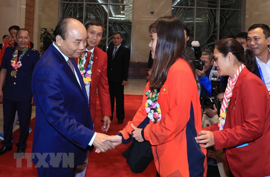 Thủ tướng Nguyễn Xuân Phúc với các nữ cầu thủ. (Ảnh: Thống Nhất/TTXVN)