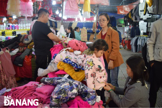 Nhiều người dân có thêm điểm mua sắm đồ ấm cho mùa đông năm nay tại Hội chợ hàng Việt-Đà Nẵng 2019.