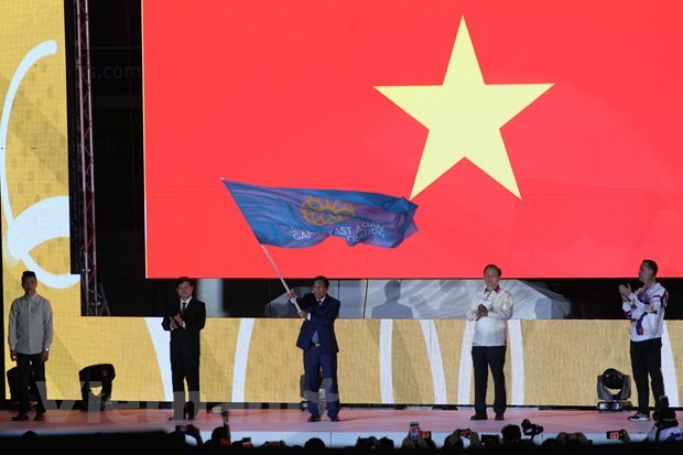 SEA Games flag is handed over to Vietnam. (Photo: VNA)