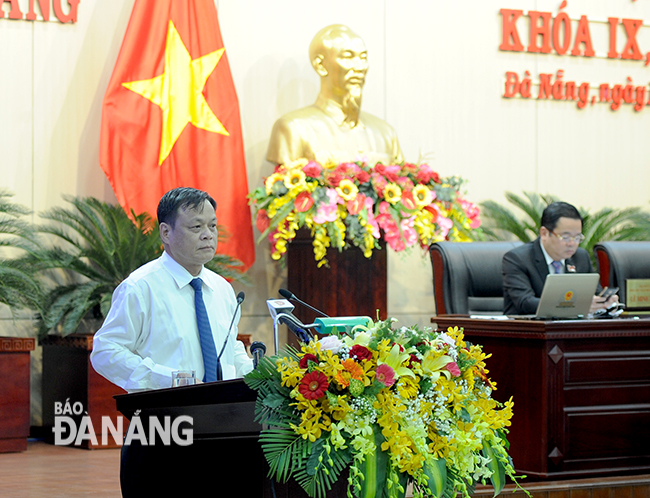 Giám đốc Sở Nội vụ thành phố Võ Ngọc Đồng trả lời chất vấn tại kỳ họp. Ảnh: ĐẶNG NỞ