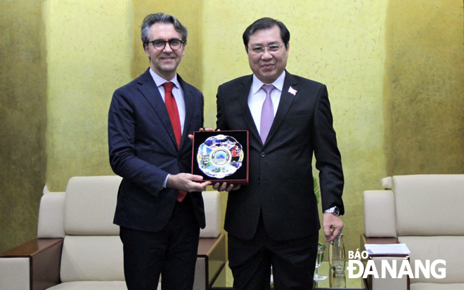 Chairman of the Da Nang People’s Committee Huynh Duc Tho presenting a momento to Ambassador of the EU to Viet Nam Pier Giorgio Aliberti (left)