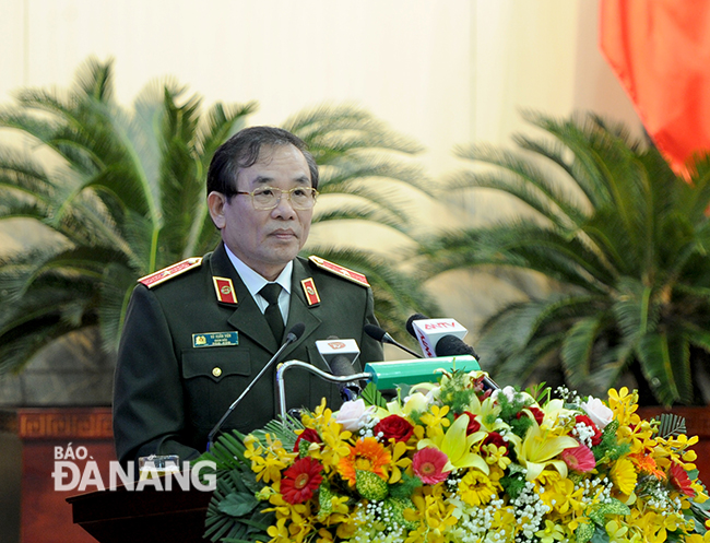Thiếu tướng, Giám đốc Công an thành phố Vũ Xuân Viên trả lời chất vấn tại phiên chất vấn. Ảnh: ĐẶNG NỞ