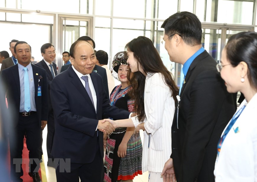 Thủ tướng Nguyễn Xuân Phúc với các đại biểu thanh niên. (Ảnh: Văn Điệp/TTXVN)