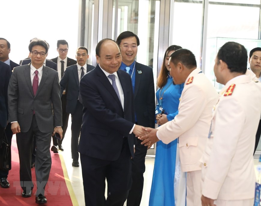 Thủ tướng Nguyễn Xuân Phúc với các đại biểu thanh niên. (Ảnh: Văn Điệp/TTXVN)