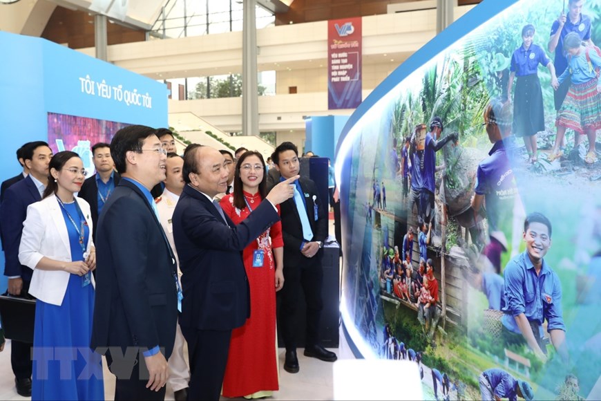 Thủ tướng Nguyễn Xuân Phúc với các đại biểu tham quan Triển lãm Tôi yêu Tổ quốc tôi tại Đại hội. (Ảnh: Văn Điệp/TTXVN)