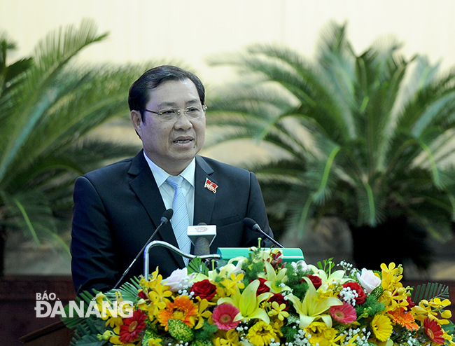 Chủ tịch UBND thành phố Huỳnh Đức Thơ tiếp thu và giải trình tại kỳ họp HĐND thành phố vào sáng 12-12. Ảnh: ĐẶNG NỞ