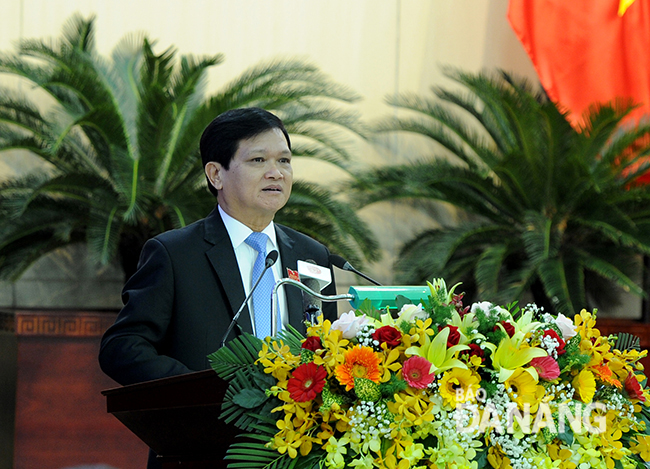 Chủ tịch HĐND thành phố Nguyễn Nho Trung phát biểu kết luận kỳ hop thứ 12 của HĐND thành phố khóa IX