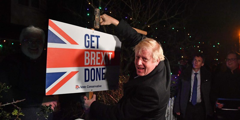 Thủ tướng Anh Boris Johnson với slogan “Hãy thực thi Brexit”. Ảnh: Insider