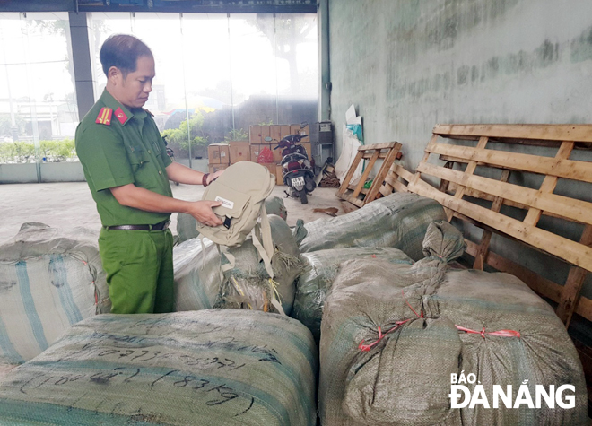 Police from the Investigation Police Department for Economic Crimes in Thanh Khe District inspecting a container truck with 137 packages of smuggled goods on Truong Chinh Street.