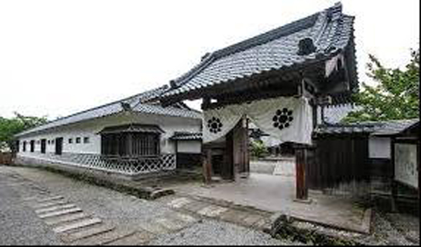 Bền ngoài cổng dinh thự Samurai - Aizu Bukeyashiki.
