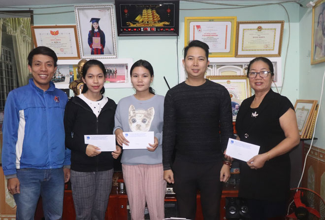 Representatives from the Youth Union organisation and Party Committee of Thanh Khe District giving gifts to Lao students and their local host families