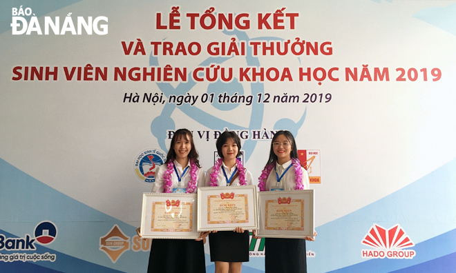 Các thành viên nhóm dự án tại Cuộc thi Sinh viên nghiên cứu khoa học cấp Bộ năm 2019.Ảnh: H.T