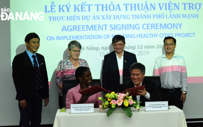 Phó Chủ tịch Thường trực UBND thành phố Đặng Việt Dũng (đứng thứ 2, từ phải) chứng kiến ký kết biên bản ghi nhớ.  Ảnh: NGỌC PHÚ