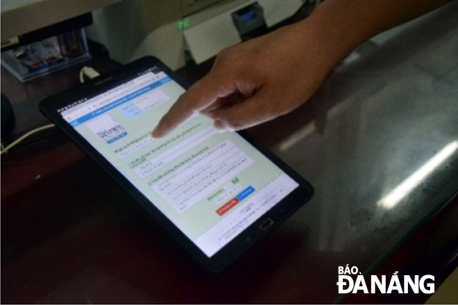 Máy iPad để công dân đánh giá mức độ hài lòng ngay tại bộ phận một cửa thuộc UBND quận. 