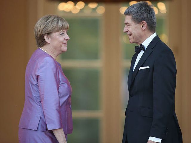 Hai vợ chồng Thủ tướng Merkel được cho là thích đi bộ và dự các buổi hòa nhạc cùng nhau. Ông Sauer sống rất tiết kiệm, ông thường đi các hãng hàng không giá rẻ thay vì đi cùng Thủ tướng Merkel trên chuyên cơ của chính phủ. (Ảnh: Getty)