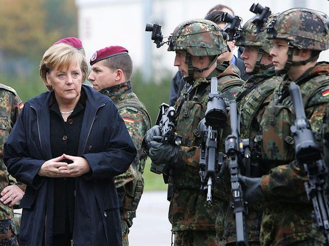 Thủ tướng Merkel không bao giờ vội vàng đưa ra quyết định. “Tôi cho rằng tôi can đảm trong những thời khắc mang tính quyết định. Nhưng tôi cần nhiều thời gian suy ngẫm ban đầu, và tôi cố gắng xem xét kỹ lưỡng nhất có thể”, bà Merkel nói. (Ảnh: Getty)