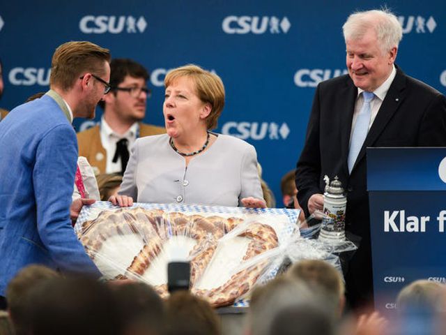 Đồ ăn yêu thích của Thủ tướng Merkel được cho là bắp cải xanh và xúc xích Đức. Bà từng được vinh danh là “Nữ hoàng bắp cải” ở Oldenburg vào năm 2001. (Ảnh: Getty)