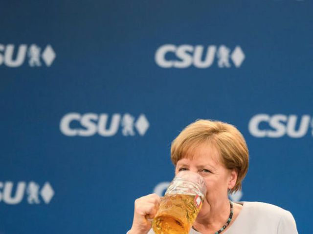 Bà Merkel là một đầu bếp tài ba, dù bà không có nhiều thời gian để tự nấu ăn hàng ngày. Món sở trường của nhà lãnh đạo Đức là súp khoai tây, thịt bò xay và bánh mận. (Ảnh: Getty)