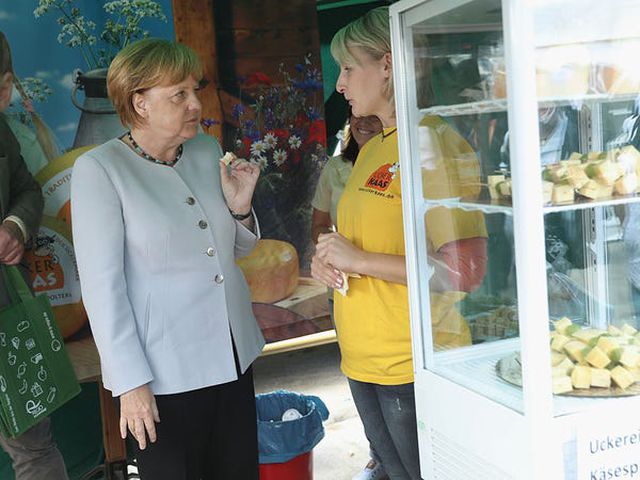 Thủ tướng Merkel vẫn giữ thói quen ăn uống từ giai đoạn thiếu thốn trước đây ở Đông Đức. Trong cuộc phỏng vấn với tạp chí Superillu của Đức, bà Merkel cho biết: 