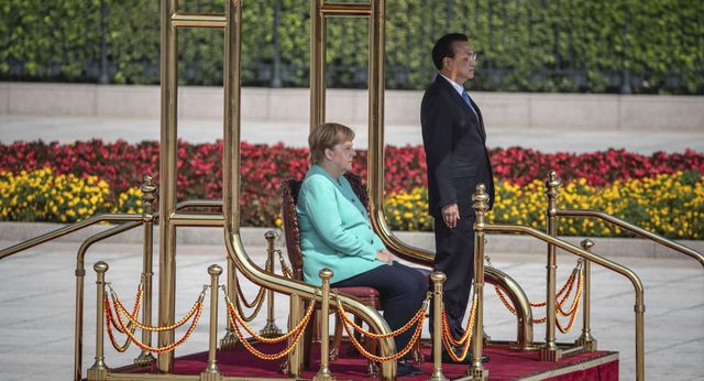 Ở tuổi 65, Thủ tướng Merkel đang bị nghi vấn về vấn đề sức khỏe sau khi nhà lãnh đạo Đức từng nhiều lần được nhìn thấy run bần bật trong các sự kiện ngoài trời. Bà Merkel khẳng định vẫn khỏe, tuy nhiên ở một số sự kiện, bà đã chọn ngồi ghế khi chào cờ hoặc trong các lễ tiếp đón các nhà lãnh đạo. (Ảnh: AFP)
