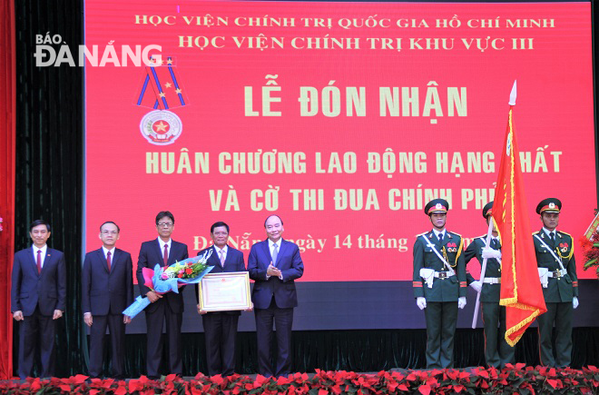 Ủy viên Bộ Chính trị, Thủ tướng Chính phủ Nguyễn Xuân Phúc thay mặt lãnh đạo Đảng, Nhà nước, trao Huân chương Lao động hạng Nhất cho Học viện Chính trị khu vực III. Ảnh: LAM PHƯƠNG